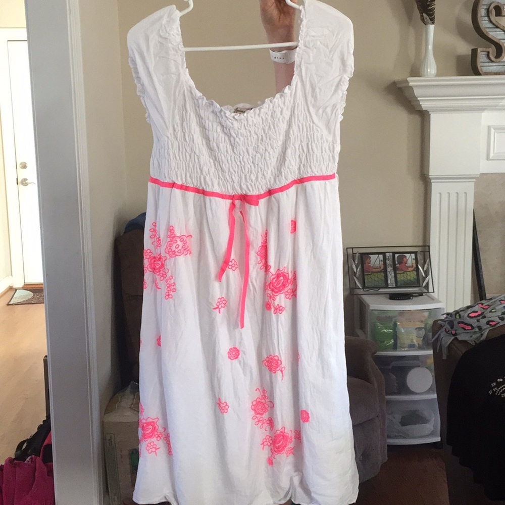 White and pink dress size 18 1/2